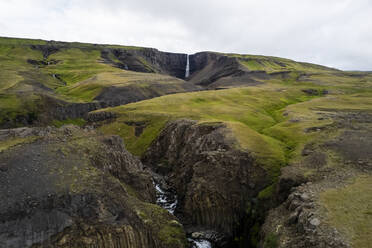 Luftaufnahme des Wasserfalls Litlanesfoss in Fljotsdalshreppur, Island. - AAEF15629