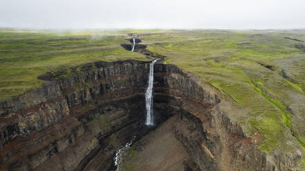 Luftaufnahme des Wasserfalls Litlanesfoss in Fljotsdalshreppur, Island. - AAEF15630