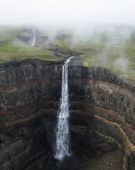 Luftaufnahme des Wasserfalls Litlanesfoss in Fljotsdalshreppur, Island. - AAEF15632