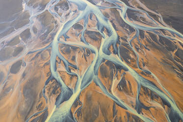 Luftaufnahme eines abstrakten Wassermusters aus einer Flussmündung in Island. - AAEF15635