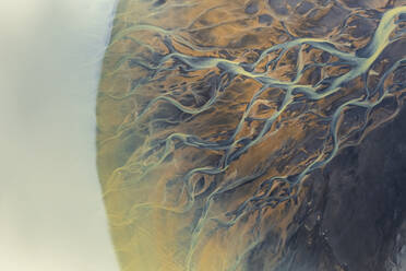 Luftaufnahme einer Flussmündung in den Ozean in der Region Süd-Island. - AAEF15636