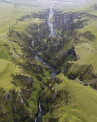 Luftaufnahme des Mogafoss-Wasserfalls, Skaftarhreppur, Südisland. - AAEF15638