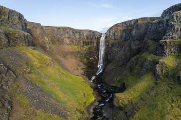 Luftaufnahme des Strutsfoss-Wasserfalls, Osten, Island. - AAEF15643