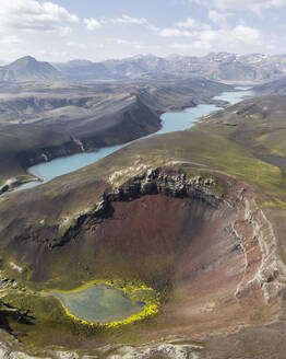 Luftaufnahme eines schwefelhaltigen Sees mit Krater in Island. - AAEF15660