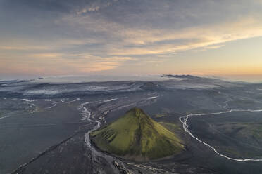 Luftaufnahme des Berges Maelifell bei Sonnenuntergang mit Tallandschaft, Island. - AAEF15662