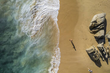 Luftaufnahme einer Person am Strand von Playa de los Amantes, Cabo San Lucas, Baja California, Mexiko. - AAEF15665