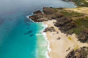 Luftaufnahme eines weißen Sandstrandes in Yallingup, Westaustralien, Australien. - AAEF15671