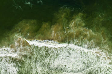 Luftaufnahme der Wellen entlang der Küstenlinie des Manning River, New South Wales, Australien. - AAEF15691