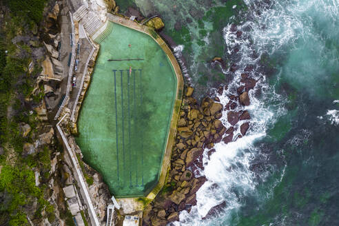 Luftaufnahme der Bronte Baths, eines Salzwasserbeckens am Meer, Sydney, New South Wales, Australien. - AAEF15697