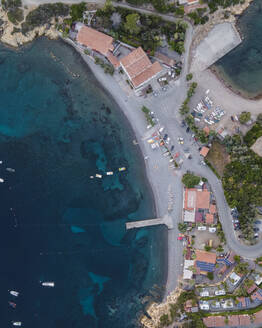 Luftaufnahme von Segelbooten, die am Capo d'Enfola in der Nähe von Portoferraio, Insel Elba, Toskana, Italien, anlegen. - AAEF15700