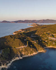 Luftaufnahme der Insel Elba bei Sonnenuntergang mit Blick auf das Mittelmeer, Toskana, Italien. - AAEF15701