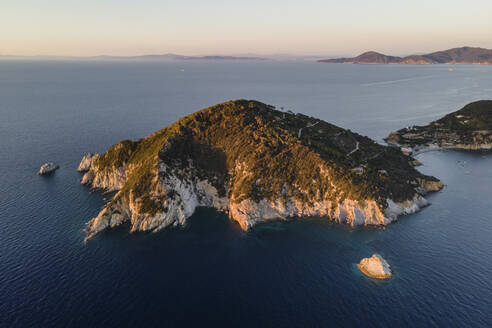 Luftaufnahme von Capo d'Enfola bei Sonnenuntergang, einer malerischen Bucht in Portoferraio, Insel Elba, Toskana, Italien. - AAEF15702