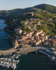 Luftaufnahme von Rio Marina auf der Insel Elba, Toskana, Italien. - AAEF15704