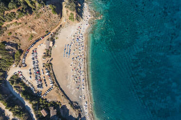 Luftaufnahme des Strandes Seregola in Rio, Insel Elba, Toskana, Italien. - AAEF15706