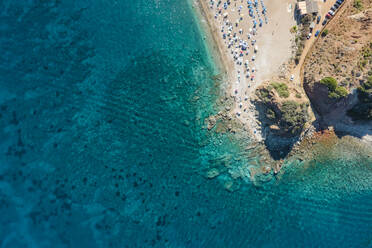 Luftaufnahme des Strandes Seregola in Rio, Insel Elba, Toskana, Italien. - AAEF15707