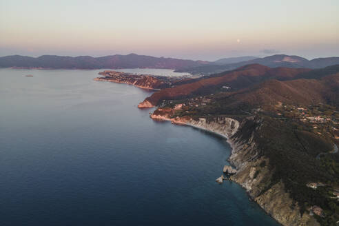 Luftaufnahme von Capo D'Enfola bei Sonnenuntergang, Insel Elba, Toskana, Italien. - AAEF15711