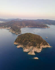 Luftaufnahme von Capo D'Enfola bei Sonnenuntergang, Insel Elba, Toskana, Italien. - AAEF15713