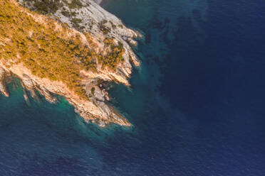 Luftaufnahme der felsigen Küste von Capo d'Enfola mit Blick auf das Mittelmeer, Portoferraio, Insel Elba, Toskana, Italien. - AAEF15715