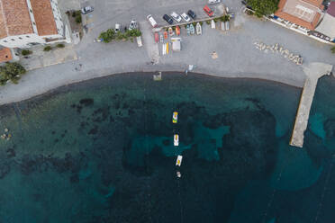 Luftaufnahme von kleinen Booten in der Bucht von Capo d'Enfola, Portoferraio, Insel Elba, Toskana, Italien. - AAEF15716