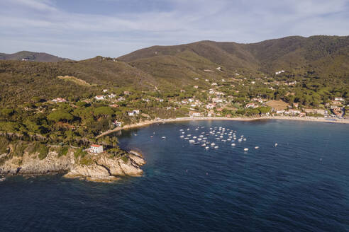 Luftaufnahme einer kleinen Bucht in Procchio an der Küste der Insel Elba, Italien. - AAEF15719