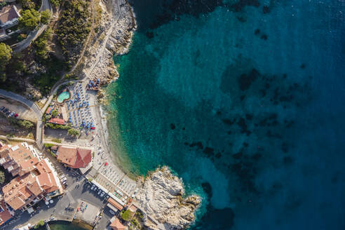Luftaufnahme von Feniccia Beach in Marciana Marina, Insel Elba, Italien. - AAEF15726