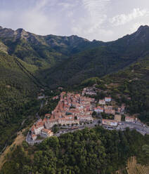 Luftaufnahme von Marciana, einer kleinen Stadt auf einer Anhöhe auf der Insel Elba, Italien. - AAEF15728