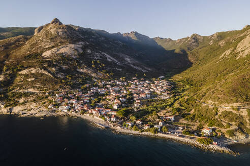 Luftaufnahme von Pomonte, einer kleinen Stadt an der Mittelmeerküste auf der Insel Elba, Toskana, Italien. - AAEF15735