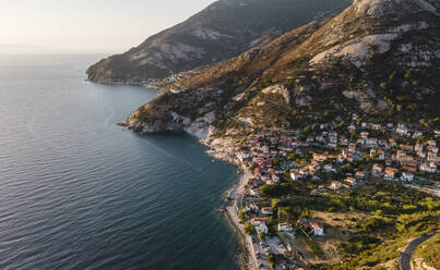 Luftaufnahme von Pomonte, einer kleinen Stadt an der Mittelmeerküste auf der Insel Elba, Toskana, Italien. - AAEF15737
