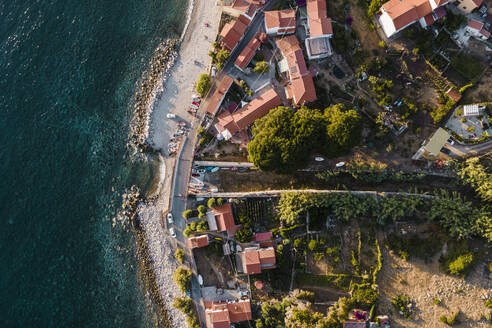 Luftaufnahme von Pomonte, einer kleinen Stadt an der Mittelmeerküste auf der Insel Elba, Toskana, Italien. - AAEF15739