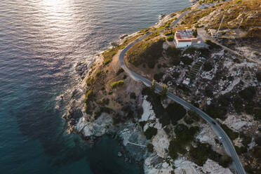 Luftaufnahme einer Straße entlang der Küste bei Pomonte, Insel Elba, Toskana, Italien. - AAEF15741