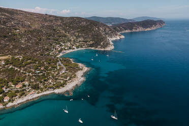 Luftaufnahme von Seccheto, einer kleinen Stadt an der Küste der Insel Elba, Toskana, Italien. - AAEF15744