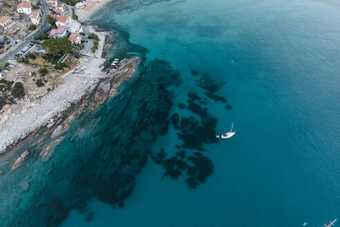 Luftaufnahme eines Segelboots entlang der Küste in Seccheto, Insel Elba, Toskana, Italien. - AAEF15748