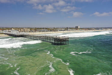 Luftaufnahme des Crystal Pier mit Blick auf den Pazifikstrand in San Diego, Kalifornien, Vereinigte Staaten. - AAEF15749