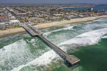Luftaufnahme des Crystal Pier mit Blick auf den Pazifikstrand in San Diego, Kalifornien, Vereinigte Staaten. - AAEF15750