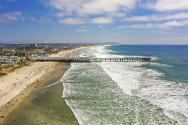 Luftaufnahme des Crystal Pier mit Blick auf den Pazifikstrand in San Diego, Kalifornien, Vereinigte Staaten. - AAEF15751