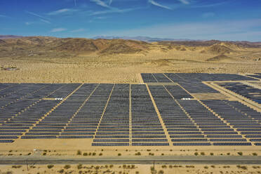 Luftaufnahme von Sonnenkollektoren in der Wüste von San Bernardino, Kalifornien, Vereinigte Staaten. - AAEF15754