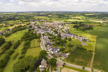 Luftaufnahme des kleinen Dorfes Vijlen und der Landschaft, Zuid Limburg, Niederlande. - AAEF15767