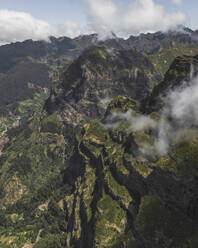 Luftaufnahme einer Bergkette mit tief hängenden Wolken auf der Insel Madeira, Portugal. - AAEF15785