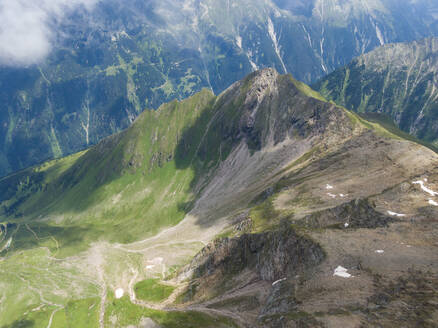 Luftaufnahme der Alpen bei Zillertal in Österreich... - AAEF15793