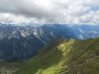 Luftaufnahme der Alpen bei Zillertal in Österreich... - AAEF15794