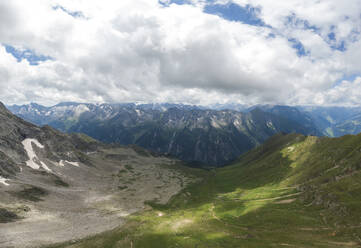 Luftaufnahme der Alpen bei Zillertal in Österreich... - AAEF15795