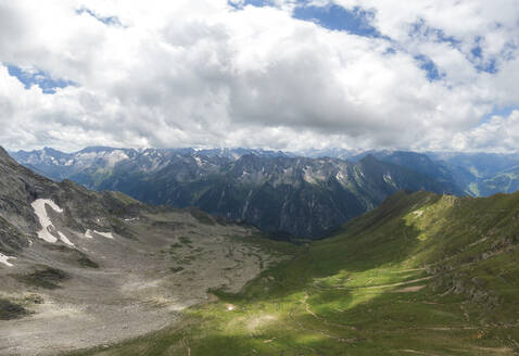 Luftaufnahme der Alpen bei Zillertal in Österreich... - AAEF15795