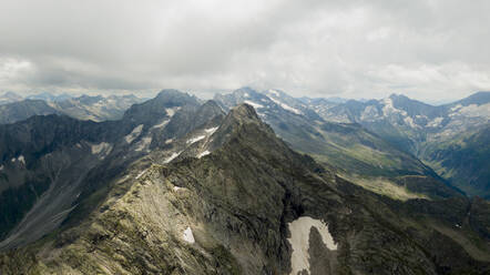 Luftaufnahme der Alpen bei Zillertal in Österreich... - AAEF15796