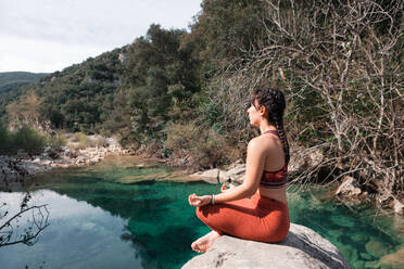 Frau übt Tadasana im Fluss - ADSF37058