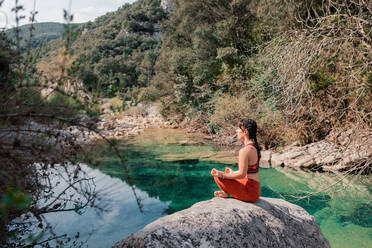 Frau übt Tadasana im Fluss - ADSF37060