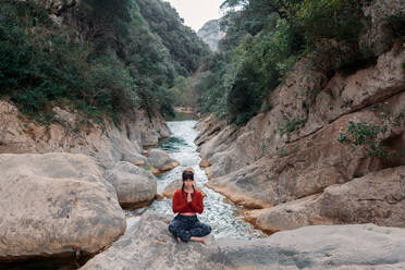 Entspannte Frau bei der Meditation im Fluss - ADSF37063