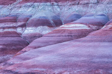 Malerischer Blick auf Bentonite Hills gegen bewölkten Abendhimmel in Utah, USA - ADSF37441