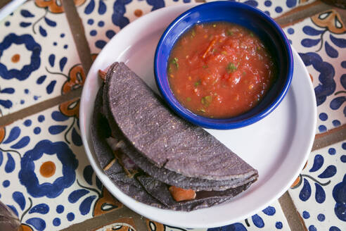 Taco mit Salsa auf Teller - TETF01737