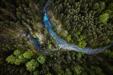 Drone Blick auf schmale Bach fließt durch dichten Wald mit üppigen grünen Bäumen in der Natur von Spanien am Sommertag - ADSF37499