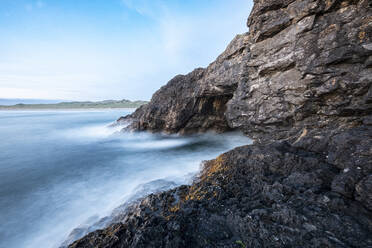 Wellen, die an den Felsen bei der Fairy Bridge im Meer krachen - FCF02069
